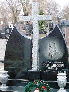 Черный гранитный памятник с серым резным крестом