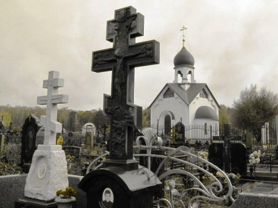 Черный надгробный памятник в виде креста