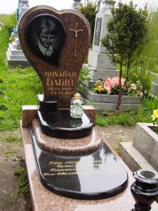 Одинарный надгробный памятник из гранита для мальчика