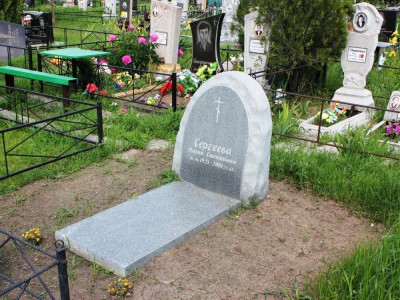 Серый могильный памятник из гранита