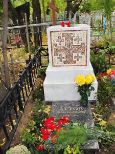 Квадратный надгробный памятник с мозаикой