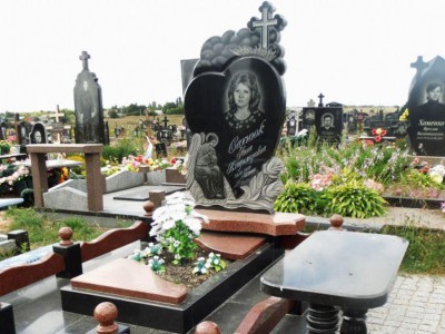 Резной надгробный памятник с розами для женщины