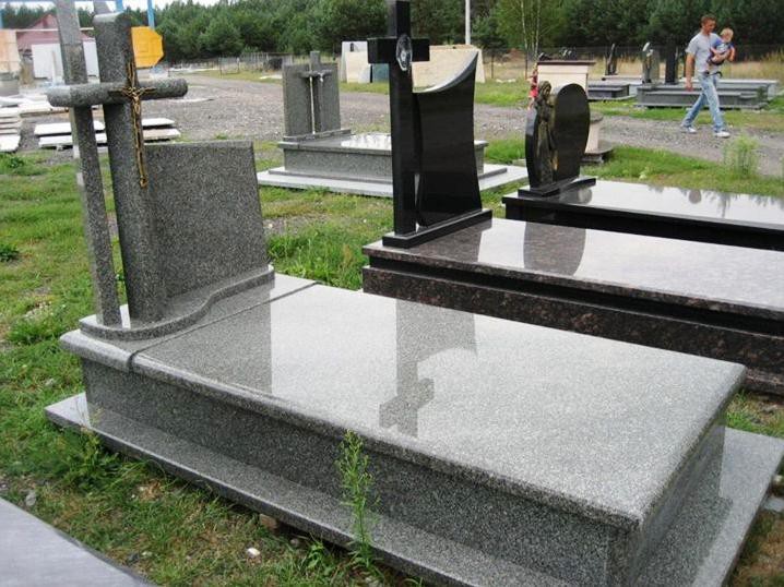 Одинарный надгробный памятник серого цвета