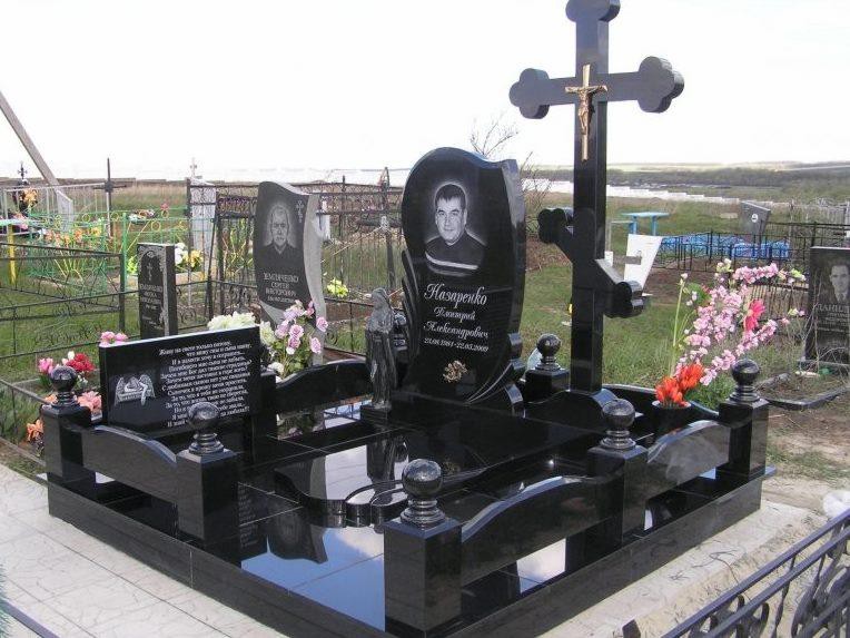 Мемориальный комплекс черного цвета на могилу мужчины
