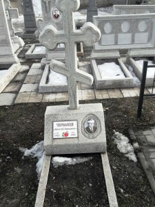 Памятник в виде креста из мраморной крошки мужской