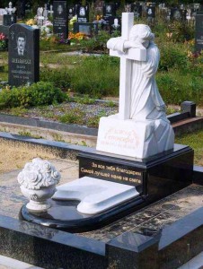 Элитный памятник в виде креста со скульптурой скорбящей матери