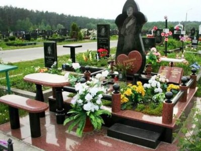 Мемориальный комплекс на кладбище для девушки