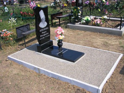 Недорогой женский надгробный памятник из черного гранита