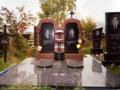 Двойной надгробный памятник из двух видов гранита
