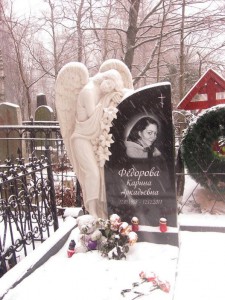 Женский надгробный памятник с ангелом