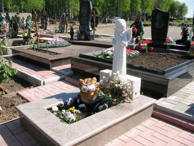Надгробный памятник с ангелочком для младенца