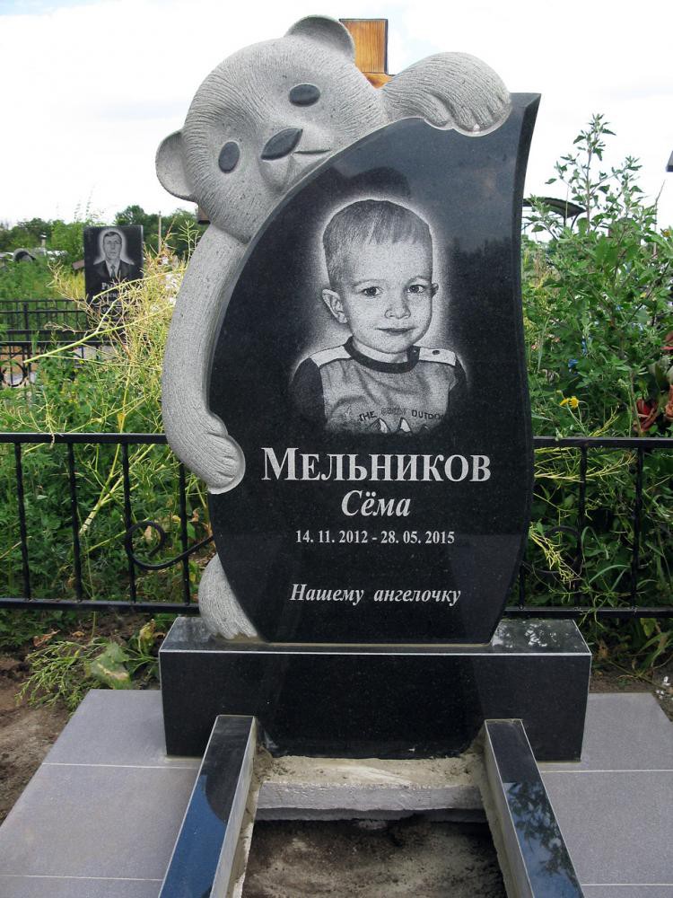 Резной надгробный памятник для мальчика