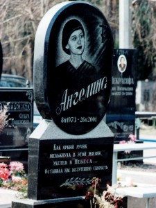 Женский надгробный памятник с овальной стеллой