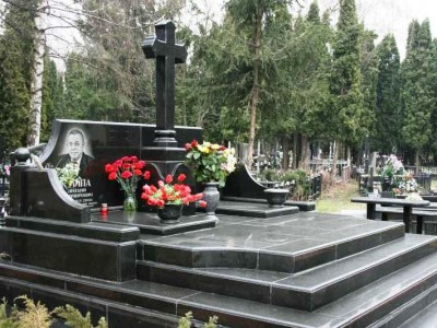 Черный мемориальный комплекс с резным крестом