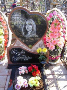 Надгробный памятник в виде сердца для дочери