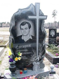 Мужской резной памятник со свечой и вазой