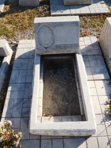 Памятник подушка надгробие из мраморной крошки