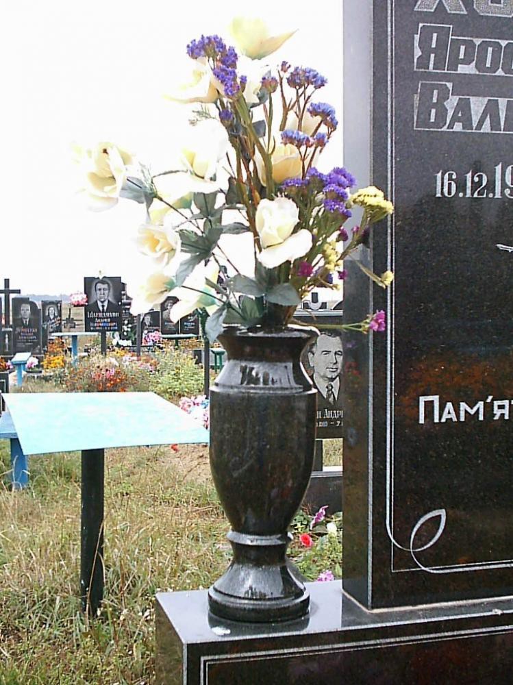 Надгробный памятник с черной гранитной вазой