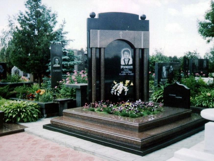 Мемориальный комплекс на могилу женщины