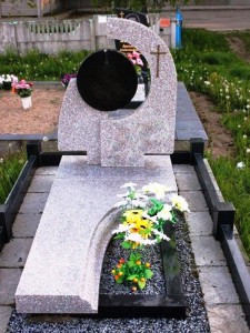 Серый надгробный памятник с черной вставкой для стеллы