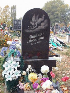 Вертикальный черный памятник на могилу мальчика