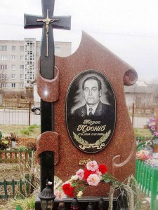 Резной памятник из красного и черного гранита фото