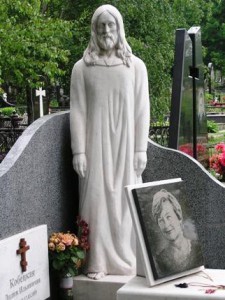 Женский гранитный памятник со скульптурой Иисуса Христа