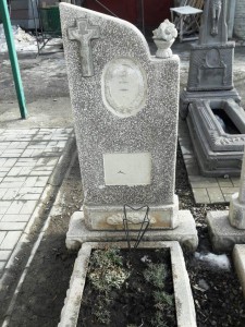 Памятник одинарный из мраморной крошки с открытым цветником