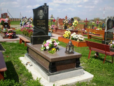 Мужской гранитный памятник с цветником и лампадкой