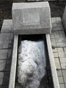 Памятник подушка из мраморной крошки