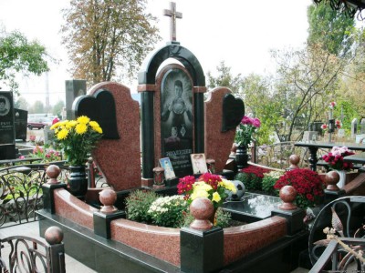 Элитный надгробный памятник из черного и красного гранита