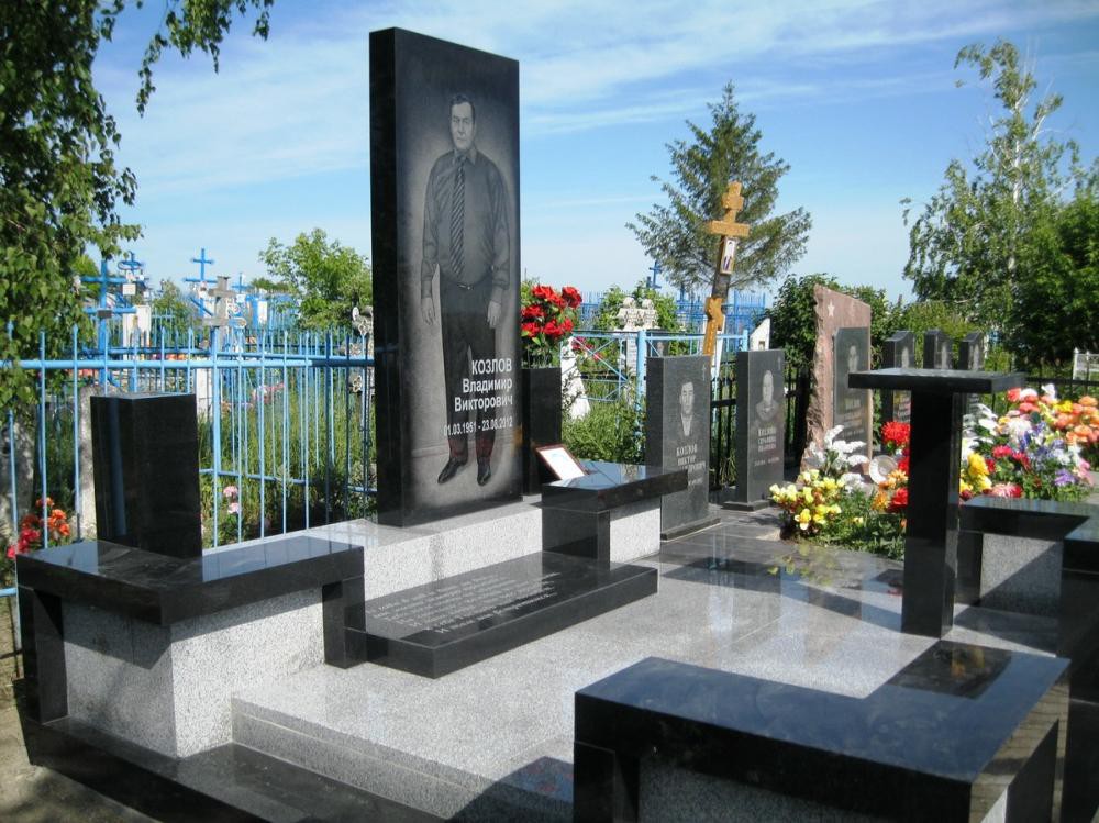 Мужской гранитный памятник серого и черного цвета