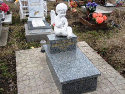 Серый памятник с высоким цветником для младенца