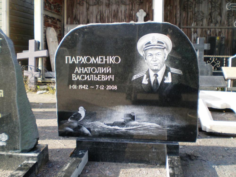 Памятник из букинского гранита для моряка