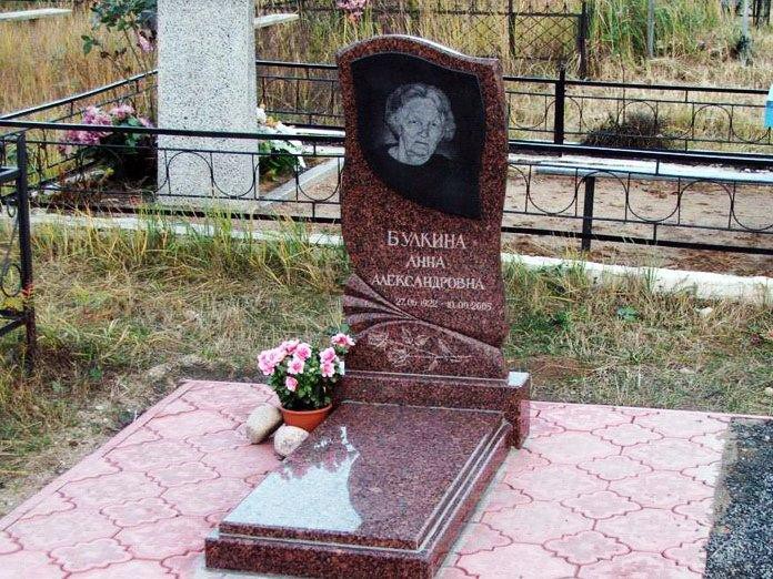 Надгробный памятник из емельяновского гранита