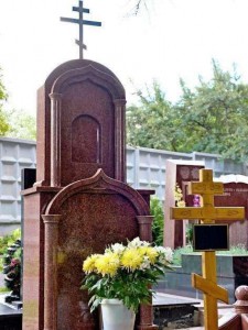 Купольный надгробный памятник из красного гранита
